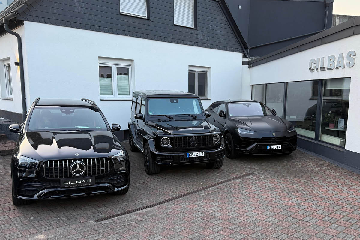 Fahrzeuge im Hofbereich des Autohauses