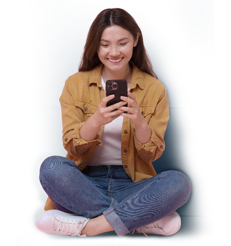 Frau schaut auf ihr Handy und lächelt